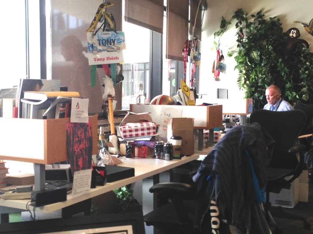 zappos-tony-hsieh-desk