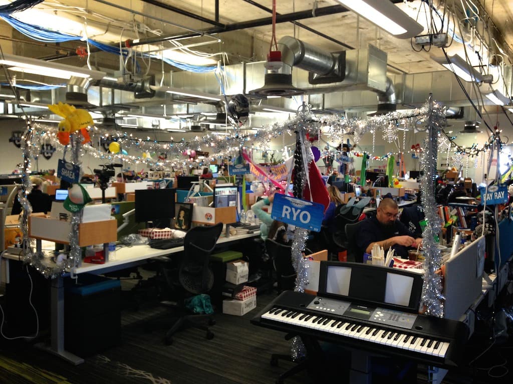zappos-office-decorated-desks