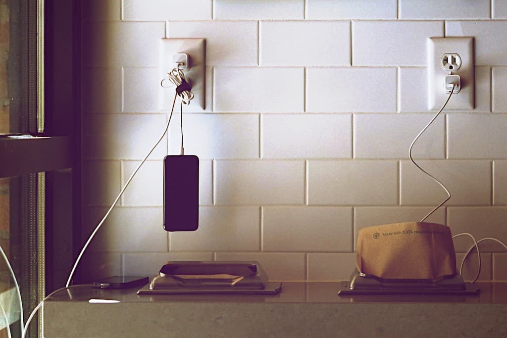 charging-iphones-in-restaurant