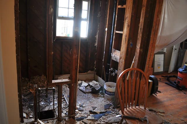 2012-02-05 Bathroom demolition 05