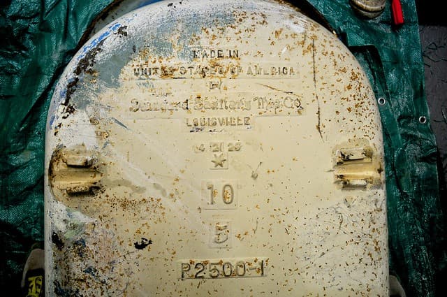 2012-01-09 Clawfoot bathtub strip and prep 10