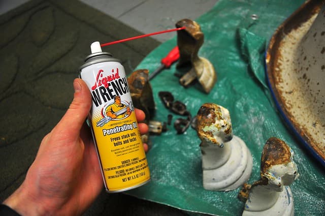 2012-01-09 Clawfoot bathtub strip and prep 07