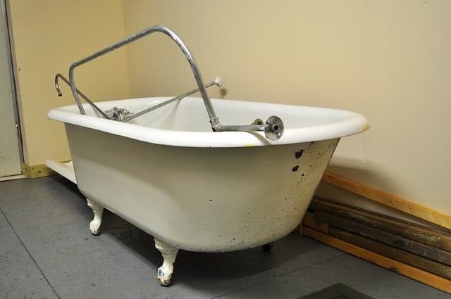 2012-01-09 Clawfoot bathtub strip and prep 01